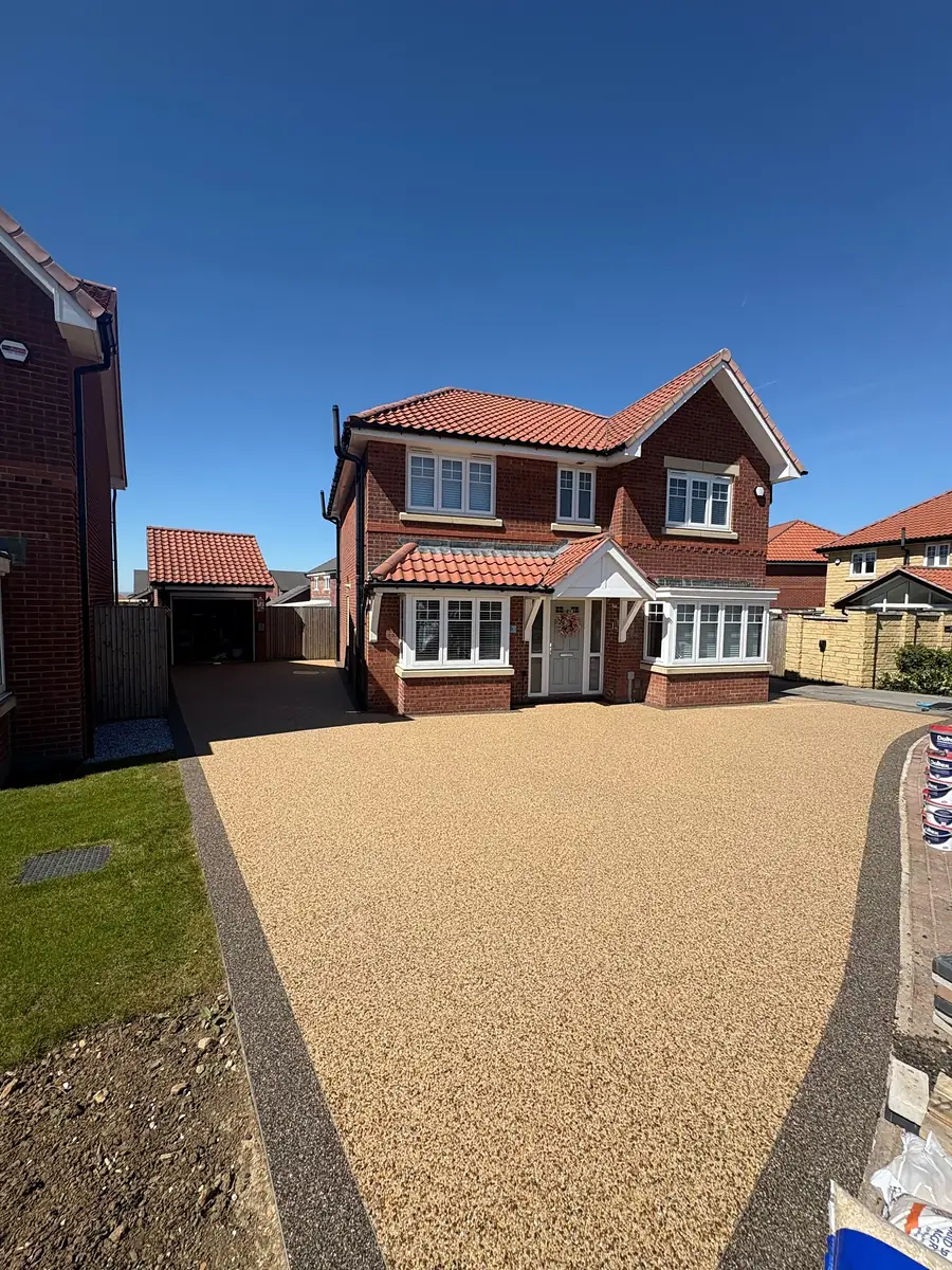 Buff resin driveway at a new build, laid by our Daltex approved partner