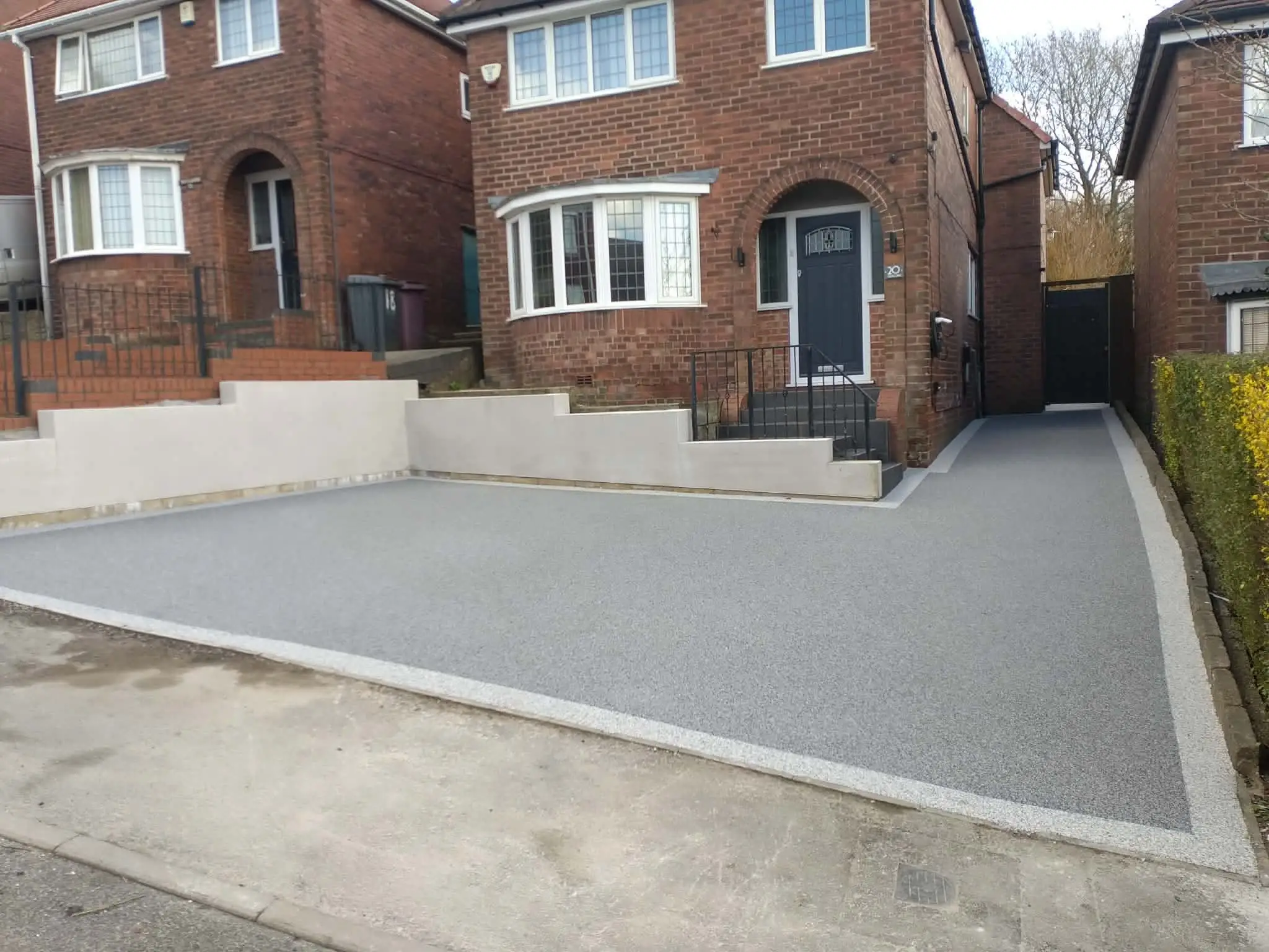 Charcoal resin driveway with light border