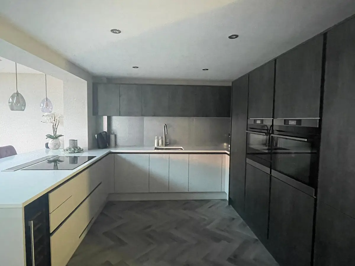 Kitchen with handleless units in a new extension