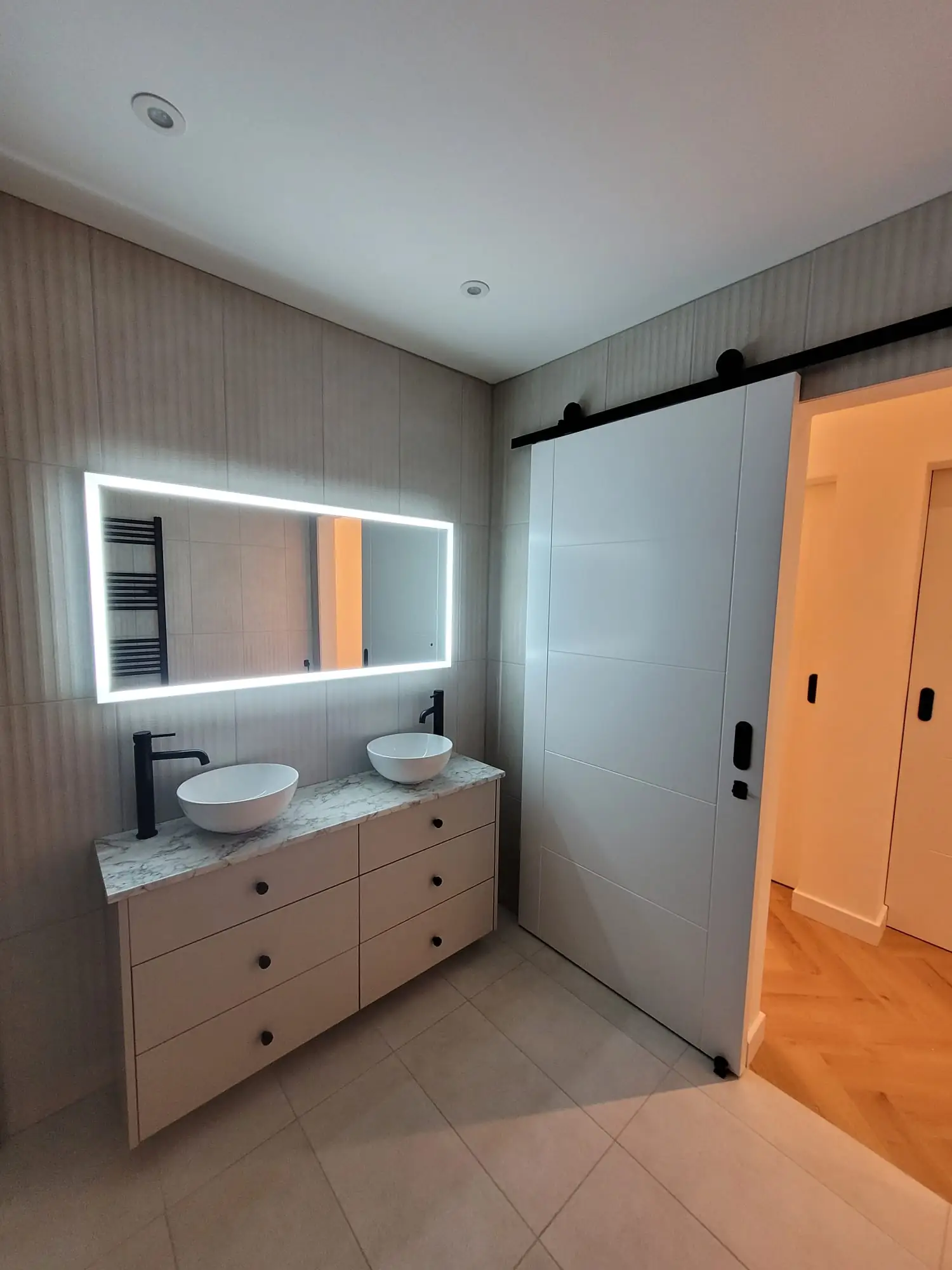 Patterned tiles in a tanked shower area