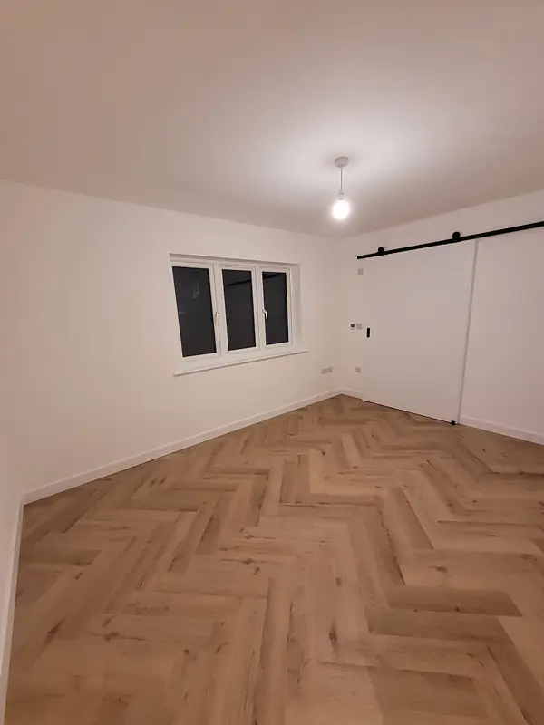 Plastered bedroom with a herringbone floor